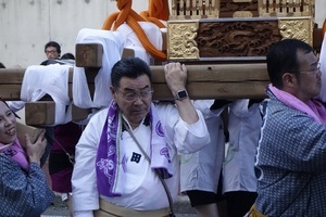 みこしを担ぐ市長