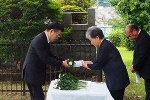 献花を受け取る市長