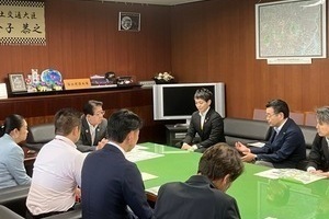 金子国交大臣にレクチャーする市長