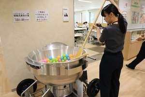 調理器具の模型で調理体験
