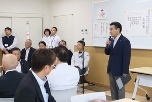 挨拶をする市長