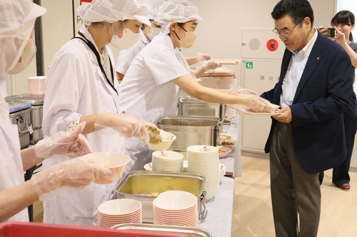 試食用の給食の配膳を受ける市長