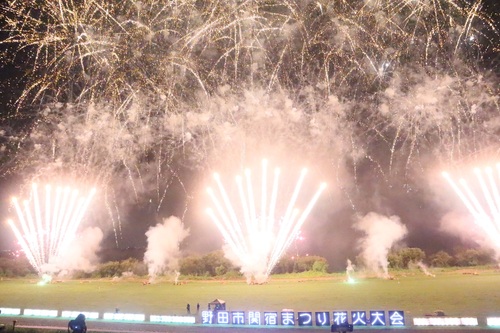 夜空に上がる花火