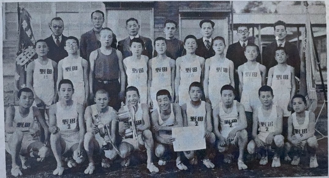 第3回優勝の野田町立野田中学校（現・野田第一中） 上履きの足袋で力走