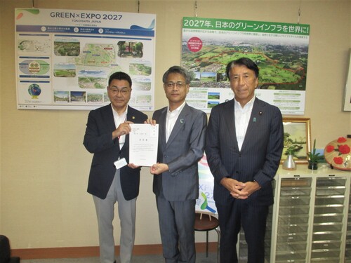 国土交通省　佐々木正士郎都市局長に要望書を野田市長が手交