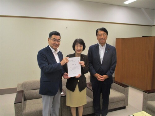 財務省　高橋はるみ財務大臣政務官に要望書を鈴木有・野田市長が手交