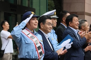 1日警察署長とともに出発を見守る
