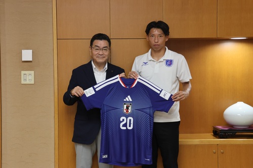 古谷選手とユニフォームを持って記念撮影