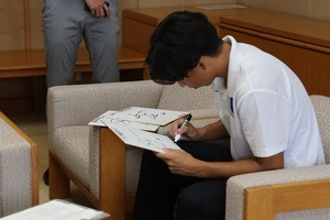 サインを書く古谷選手