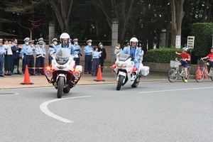 パトロールに出発する白バイ